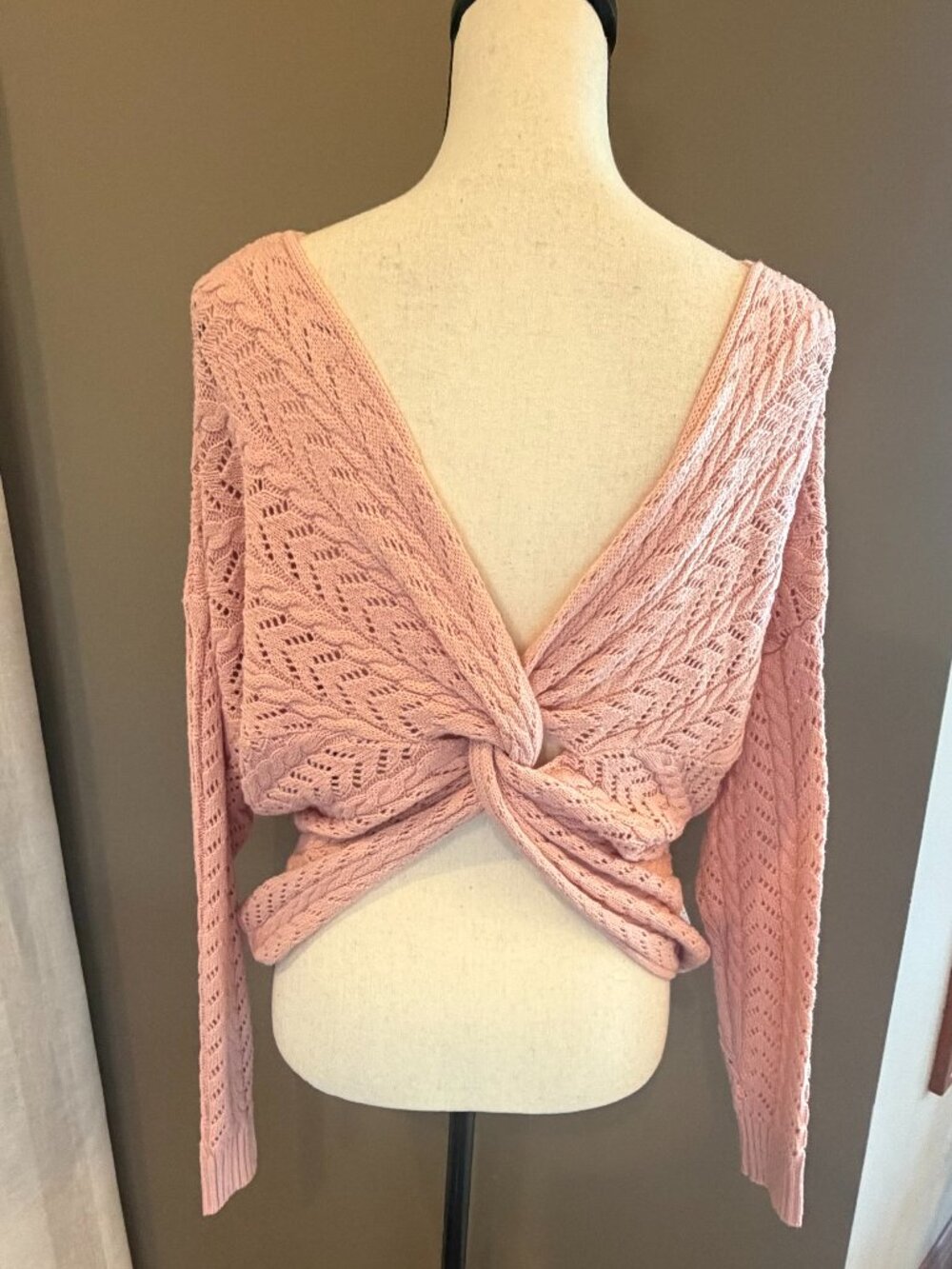 Soft Pink V-Neck Cross Knotted Back Knit Sweater Feminine Vacation, Size Medium
